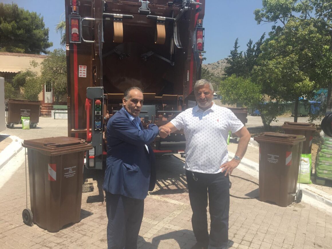 Νέο απορριμματοφόρο και εξοπλισμό ανακύκλωσης παρέλαβε ο Δήμος Περάματος από την Περιφέρεια Αττικής
